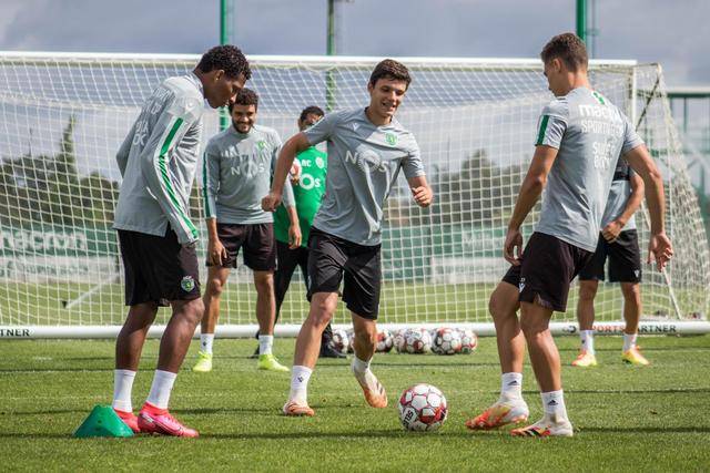 三分压哨绝杀！勇士险胜快船 库里9分哈登13分