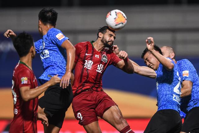 体育报：莱万5场进1球 巴萨管理认为应引进新中锋